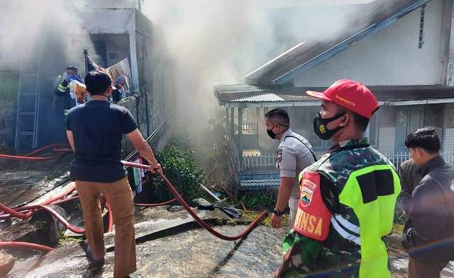 Foto Tiga Rumah Kontrakan di Pasar Usang Padang  Panjang Terbakar