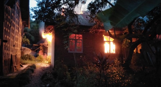 Foto Satu Rumah Permanen di Tanjuang Barulak Ludes Dimamah Api