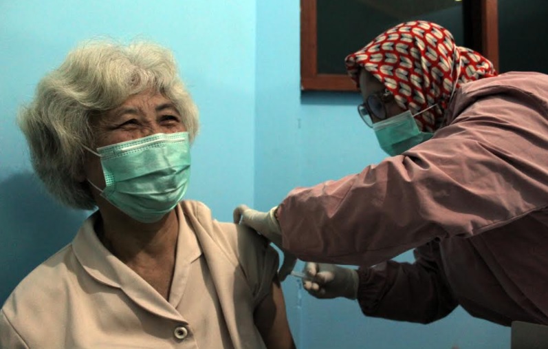 Foto Petugas Lakukan Pencacahan Vaksinasi Lansia dan Kormobid