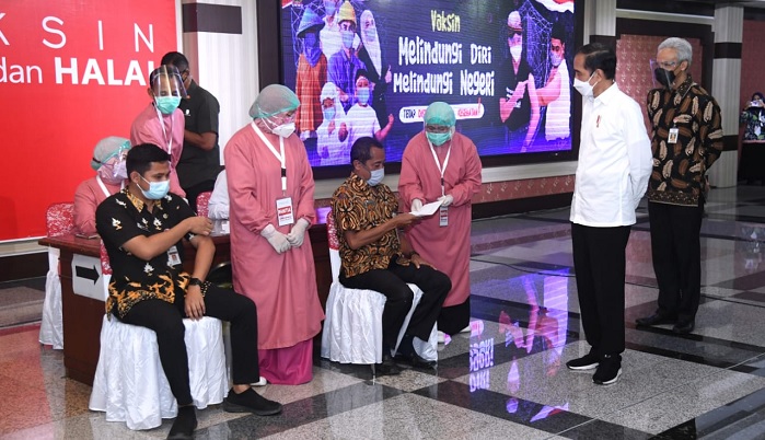 Foto Presiden Tinjau Vaksinasi Massal bagi Pelayan Publik di Jawa Tengah