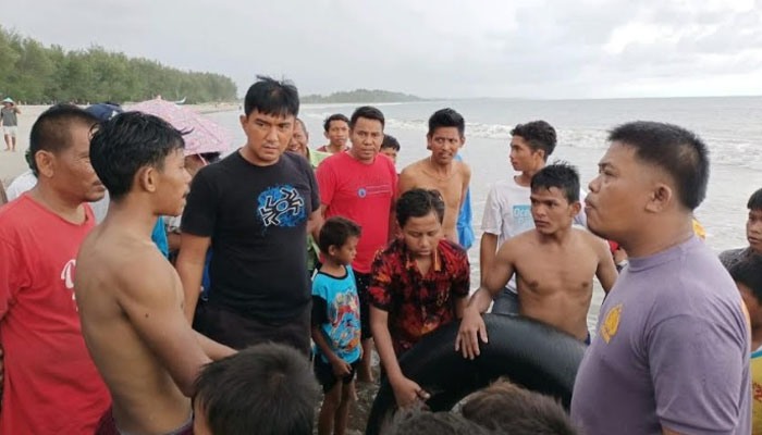 Foto Tiga Siswa SMP Nyaris Tenggelam di Perairan Tiku