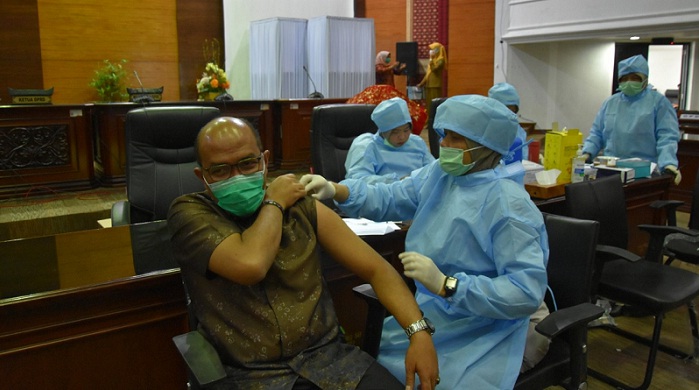 Foto Ketua DPRD Sumbar Lakukan Vaksinasi  Kedua