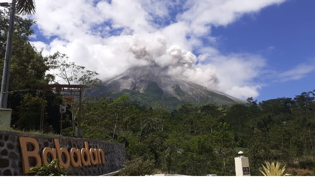 Foto Gunung Merapi Luncurkan Awan Panas Sejauh 2 Kilometer