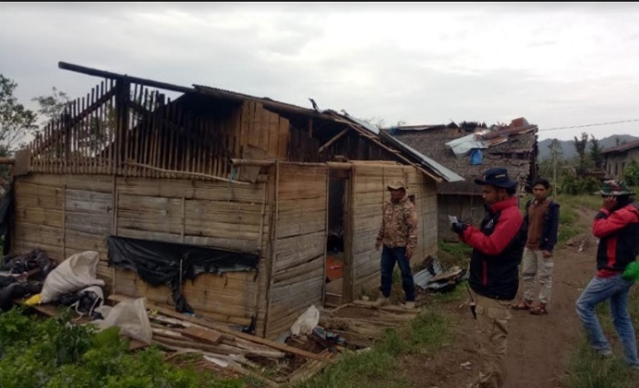 Foto Puluhan Bangunan Rusak Diterjang Angin Ribut di Tanah Datar