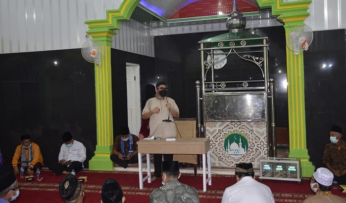 Foto Safari Ramadan Perdana,  Hendri Septa Serahkan Rp 15 Juta untuk Masjid Nurul Yaqin 