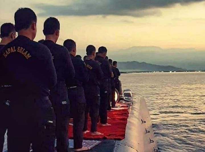 Foto Viral Foto Awak KRI Nanggala 402 Shalat Berjamaah di Atas Kapal Selam 