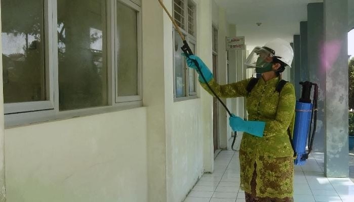 Foto &quot;Kartini&quot; di Padang, Sambil Berkebaya Semprotkan Disinfektan