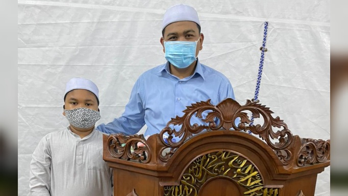 Foto Dari Tenda Masjid At Tabayyun: Kisah Anak - Bapak jadi Imam dan Bilal Salat Taraweh