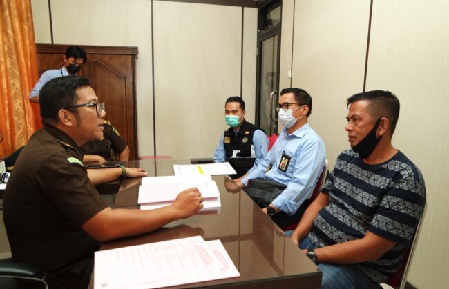 Foto Kasus Pajak, Pedagang Gambir di Payakumbuh Ditahan