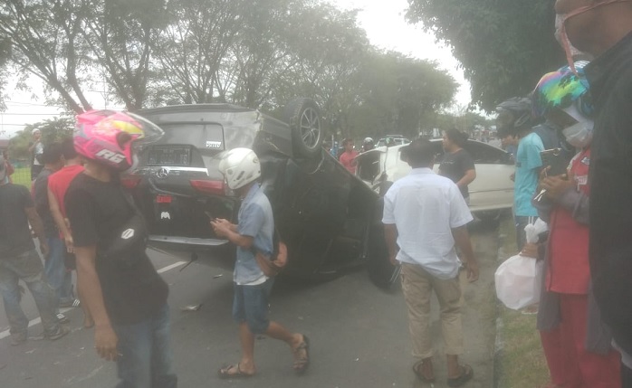Foto Kecelakaan Libatkan Tiga Mobil di Tabing