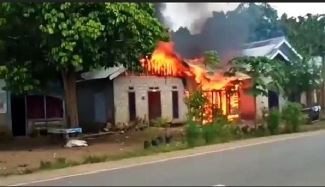 Foto Tiga Rumah Semi Permanen di Koto Baru Dharmasraya Terbakar
