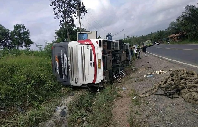 Foto Bus PO Sambodo Rute Padang - Jakarta Kecelakaan di Jalintim, 4 Penumpang Tewas