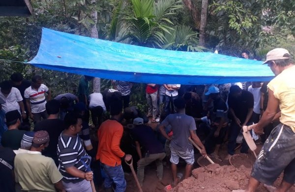 Foto Pemakaman Korban Ambruknya Dermaga Danau Tandikek Menyayat Hati