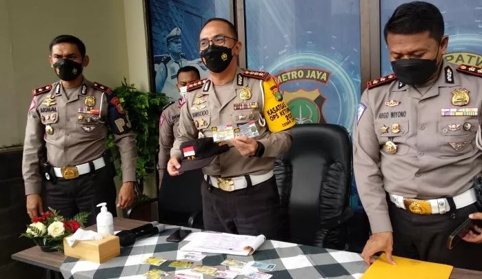 Foto Polisi Periksa Kejiwaan Menteri Keuangan Kekaisaran Sunda Nusantara