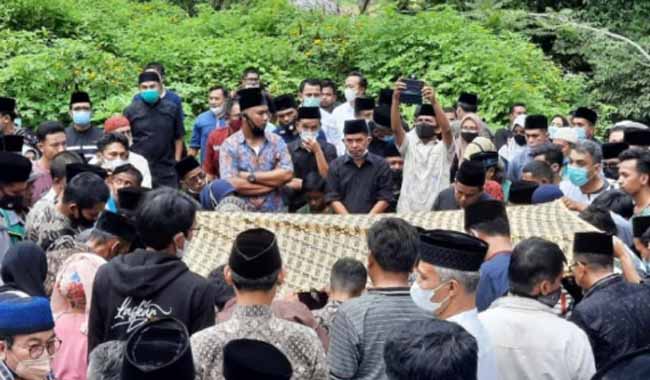 Foto Komisioner KPU Sumbar Nova Indra Dimakamkan di Padang Panjang