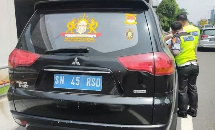 Foto Viral Mobil Bernopol Aneh, Ternyata Punya SIM 'Negara Sunda Nusantara'