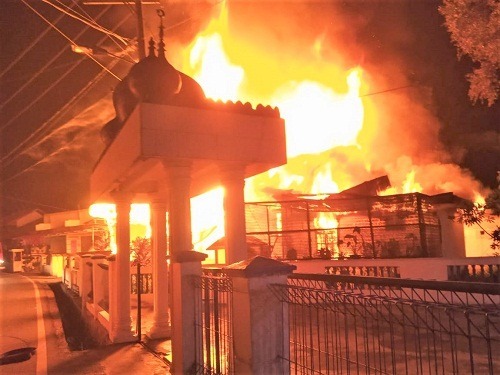 Foto Rumah Panggung di Kelurahan Padang Tinggi Piliang Terbakar