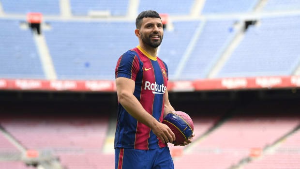 Foto Gabung Barcelona, Sergio Aguero Diperkenalkan di Camp Nou