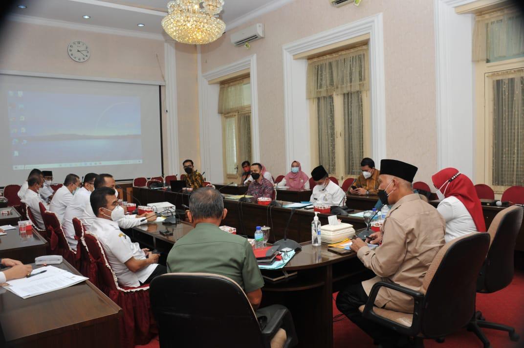 Foto Bersama Gubernur, Kemenko Polhukam Bahas Penguasaan Tanah oleh Asing di Mentawai