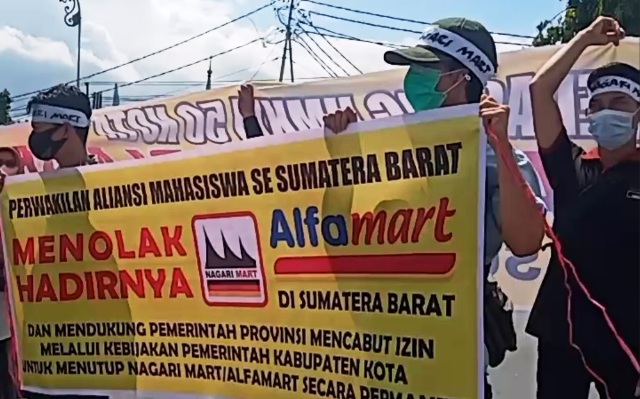 Foto Dituding Berafiliasi dengan Alfamart, Puluhan Pedagang Demo Tolak Nagari Mart