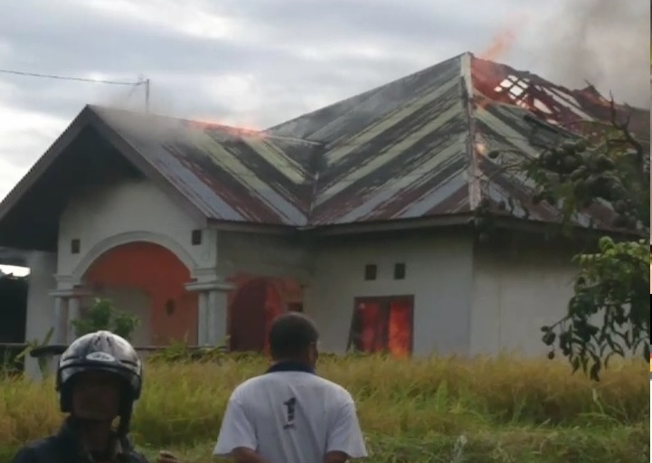 Foto Satu Rumah Permanen di Nagari Panampuang Ludes Terbakar