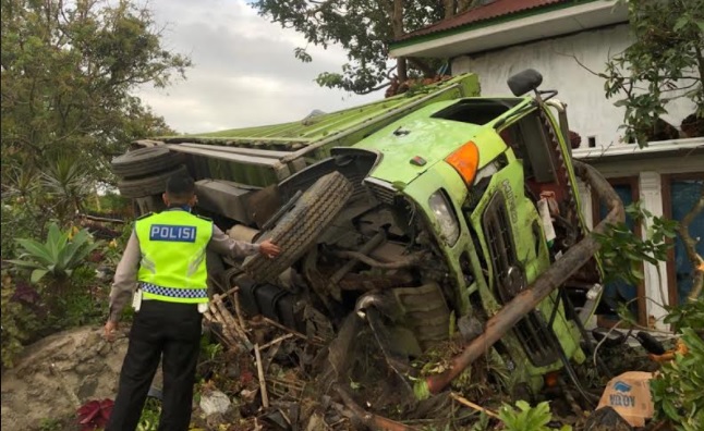 Foto Hilang Kendali di Turunan Jalan Solok Padang, Truk Seruduk Dua Rumah Warga Guguak