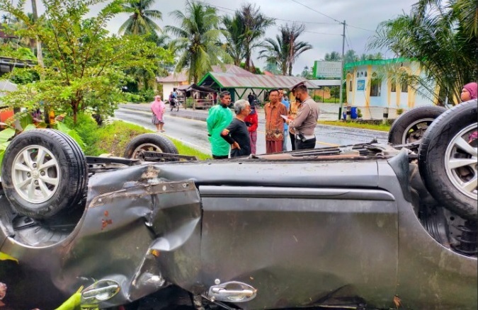 Foto Mobil Terbalik di Jorong Sago, Sopir dan Lima Penumpang Luka-luka