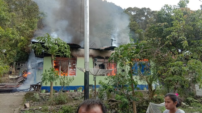 Foto Rumah di Tanjung Sani Terbakar, Kerugian Sekitar Rp300 Juta