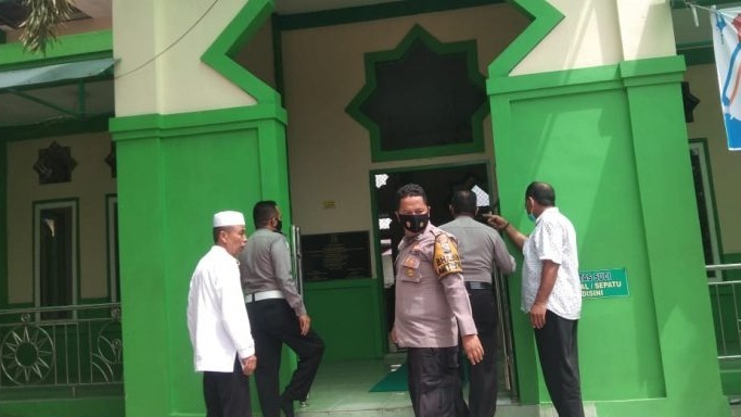 Foto Ketahuan Congkel Kotak Amal Masjid, Juru Parkir Diamankan Polisi