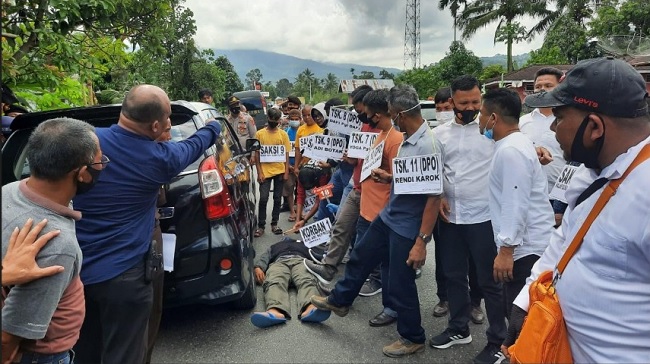 Foto Polres Padang Pariaman Lakukan Rekonstruksi Kasus Pengeroyokan Terhadap Pengusaha CCTV