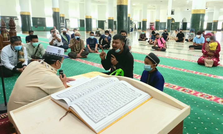 Foto Alhamdulillah, Dua Mualaf Bersyahadat di Masjid An-Nur Pekanbaru