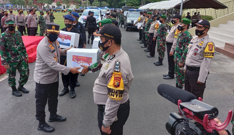 Foto Peduli Warga Terdampak Covid-19, Polda Riau dan Korem Wirabima Kirim Bantuan