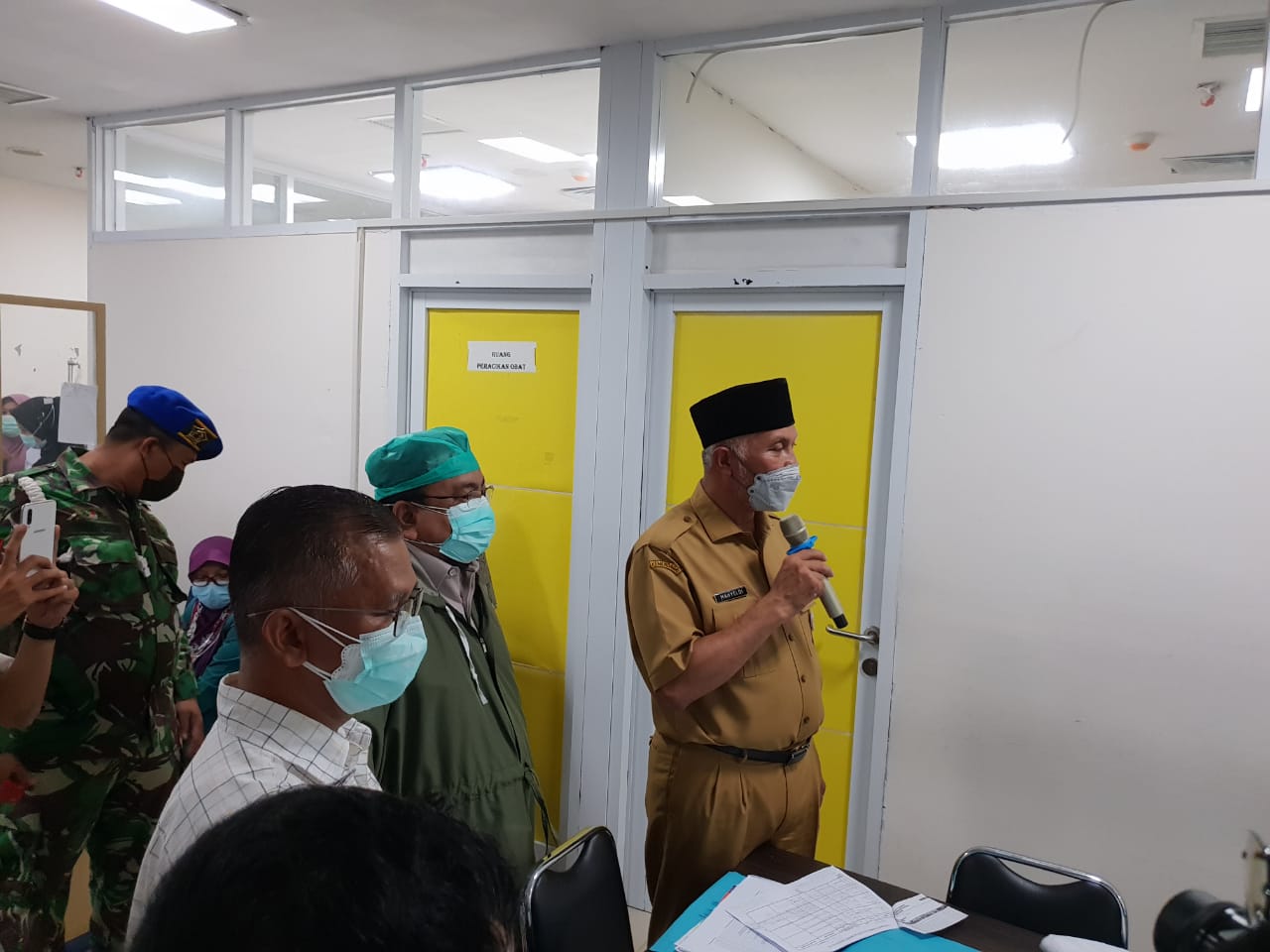 Foto Kunjungi Pasien ICU RSUP M Djamil, Gubernur Mahyeldi Saksikan Covid-19 Itu Nyata
