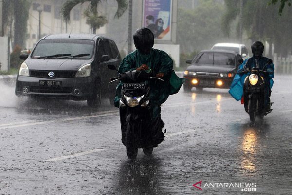 Foto Sebagian Kota Besar di Indonesia Hujan Ringan