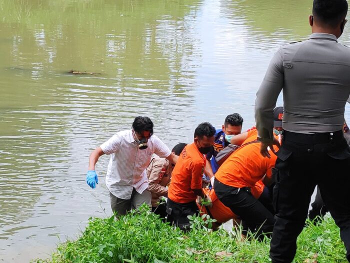 Foto Sesosok Mayat Laki-Laki Ditemukan Mengambang di Batang Lembang