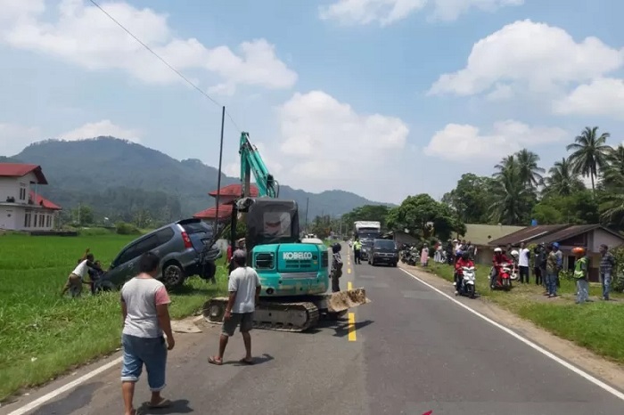 Foto Kecelakaan di Jalan Bukittinggi-Payakumbuh, Mobil Masuk Sawah