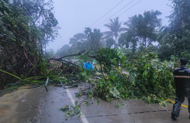 Foto Cuaca Ekstrim, Sejumlah Daerah di Sumbar Dilanda Bencana