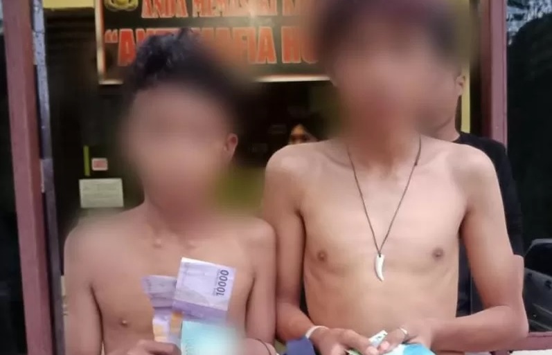 Foto Dua Remaja Pencuri Kotak Amal Masjid Yang Hanya Kenakan 'CD' Akhirnya Ditangkap Polisi
