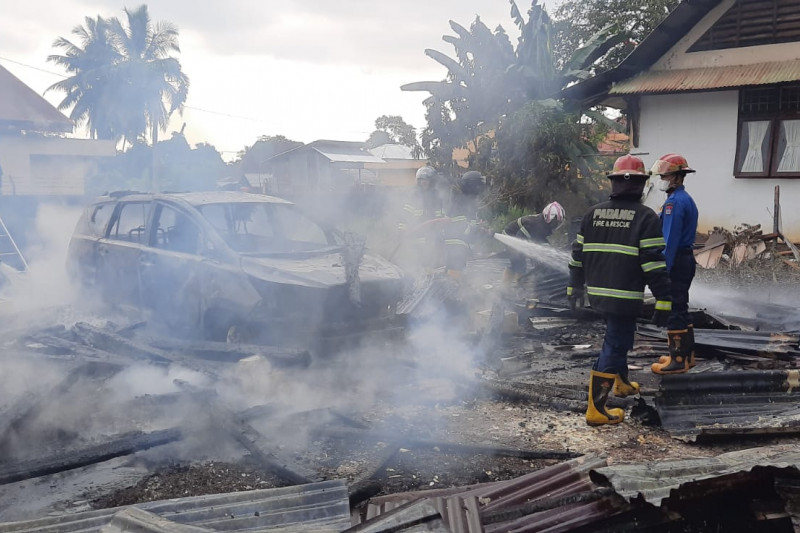 Foto Kebakaran di Kampus PLB UNP Limau Manis, Dua Mobil Hangus