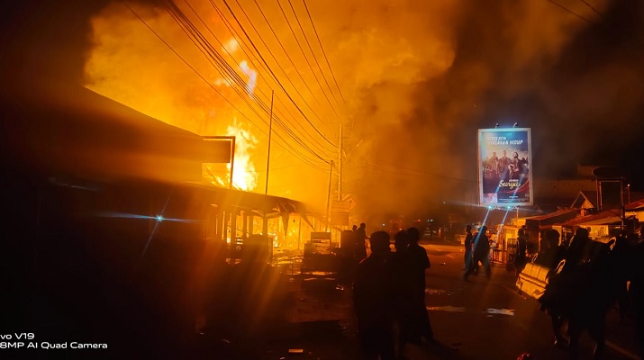 Foto Delapan Petak Ruko di Pasar Kambang Terbakar