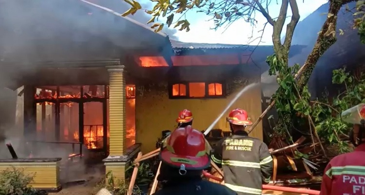 Foto Kebakaran di Kampung Lapai, Lima Rumah Ludes Terbakar