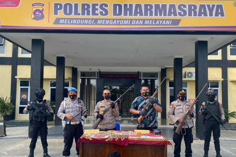 Foto Polres Dharmasraya Amankan Tiga Senjata Api Rakitan