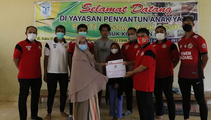 Foto Semen Padang FC Santuni Anak Yatim Piatu