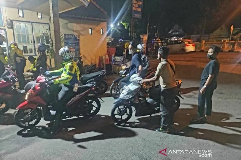 Foto Antisipasi Balap Liar, Puluhan Sepeda Motor di Bukittinggi Ditilang