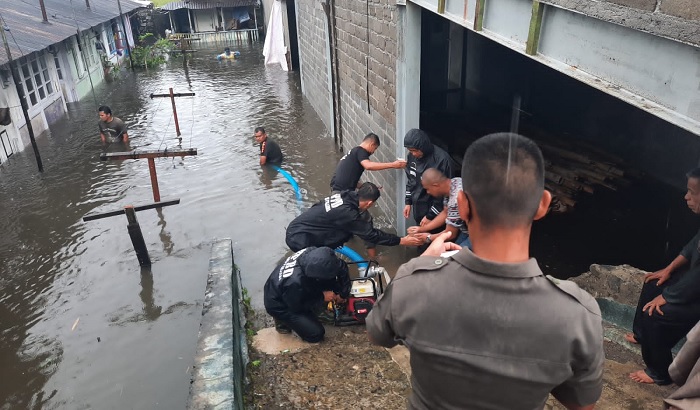 Foto Di Padnag Panjang, 120 Rumah di Dua Kecamatan Terdampak Banjir