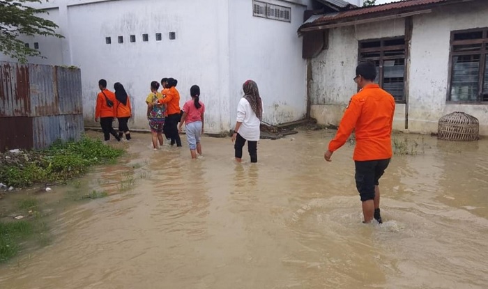 Foto BPBD Kota Solok Distribusikan Bantuan Makanan kepada Korban Banjir