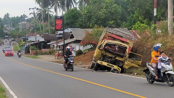 Foto Kecelakaan di Simpang Ampek, Bagian Depan Truk Remuk