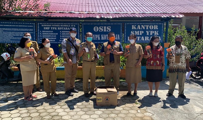 Foto Satgas Prokes PON Salurkan 7.000 Masker ke Sekolah dan Tempat Ibadah 