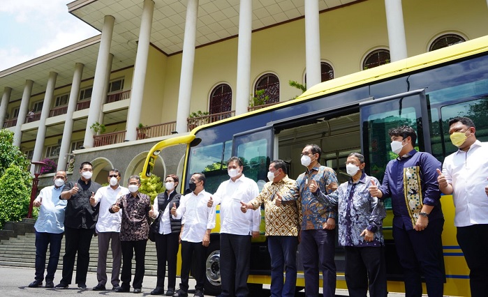 Foto Airlangga Hartarto Hibahkan Bantuan Dua Bus Listrik dan Microbus untuk UGM