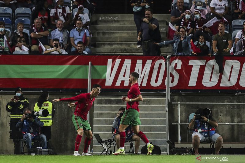 Foto Ronaldo Sumbang Gol Kemenangan Portugal atas Qatar